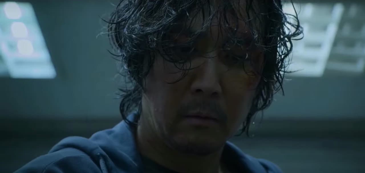 Gi-hun necesitaba el dinero para saldar su deuda y pagar el tratamiento de su madre en el hospital. Aunque fue el único sobreviviente de 'El Juego del Calamar', los millones de wones no le sirvieron para salvar a su madre, pues la encontró muerta en su departamento al volver de la isla.
<br>