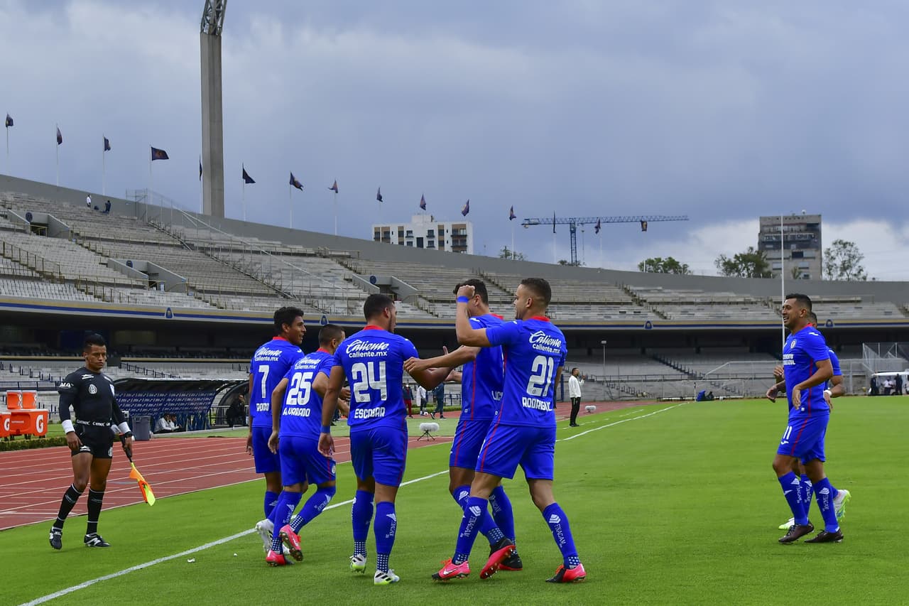 Aprovechó un balón rechazado para guardar el balón en la portería con un tremendo testarazo.