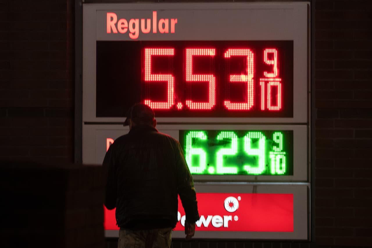 Trump busca quitar temporalmente el impuesto a la gasolina para bajar precios en EEUU. ¿Qué significa eso?