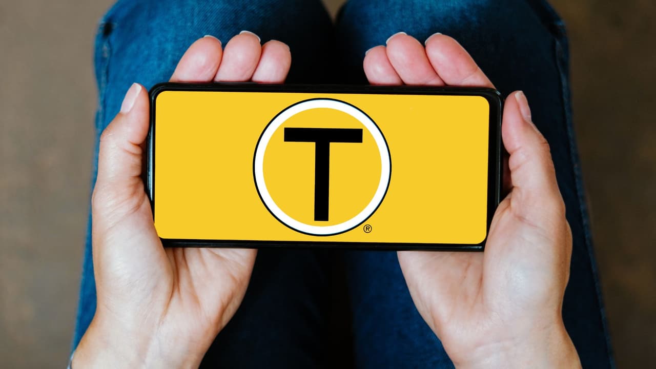 <h3 class="cms-H3-H3">Cómo saber si el mensaje es falso</h3>
<br>
<br>Las autoridades recomiendan desconfiar ante
<b> cualquiera de estas señales:</b>
<br>👉🏻 El texto
<b>proviene de un número desconocido. </b>
<br>👉🏻Pide
<b> información bancaria o de tarjeta. </b>
<br>👉🏻 Incluye
<b>enlaces acortados o direcciones web extrañas. </b>
<br>👉🏻 Amenaza con
<b>consecuencias inmediatas. </b>
<br>Nunca se debe usar el enlace ni el número que aparece en el mensaje.