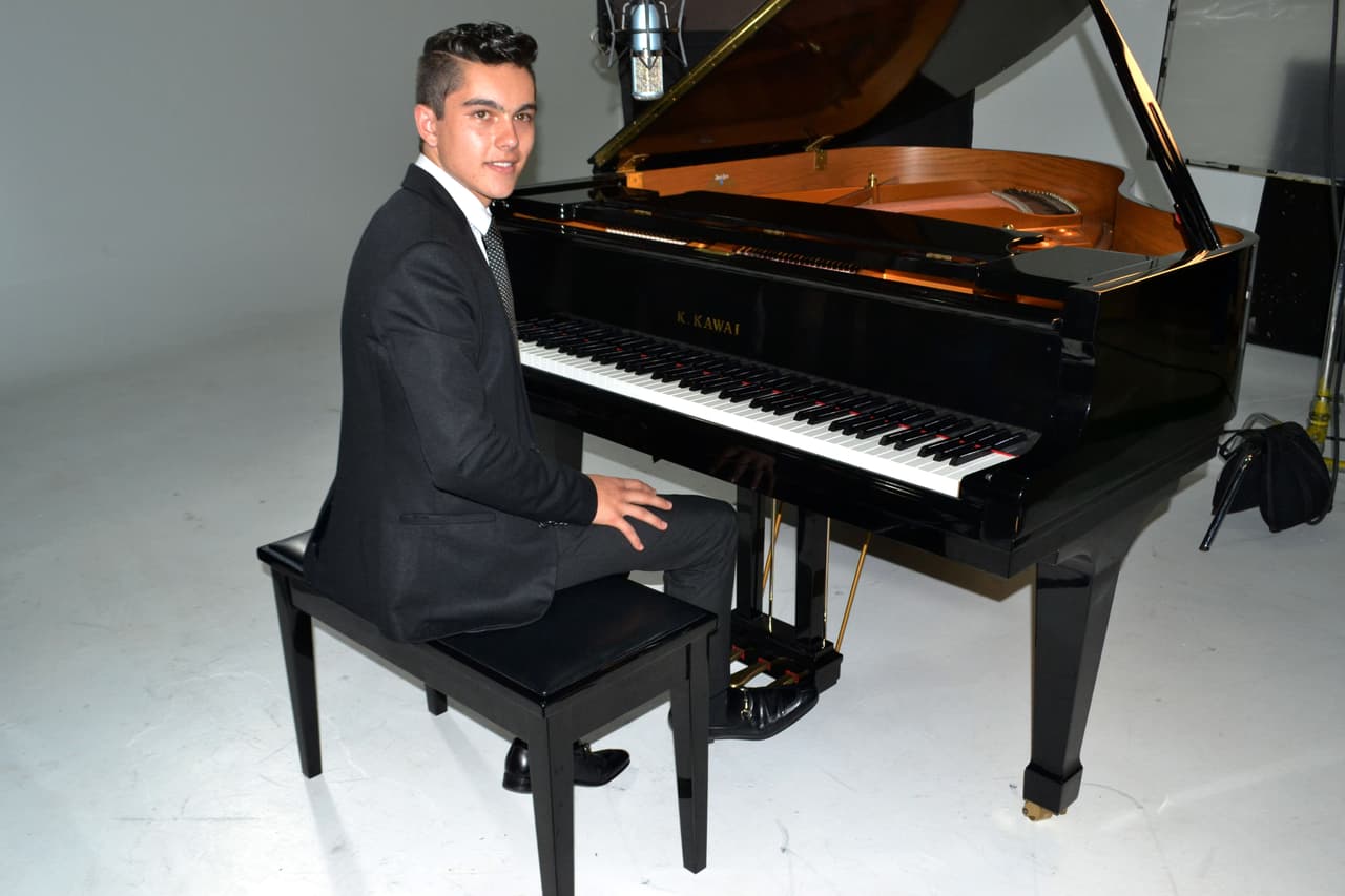 El hijo de los actores Sergio Mayer y Bárbara Mori grabó su primer video.