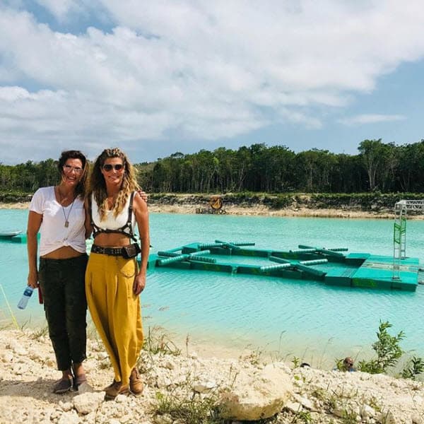 A diferencia de su hermana, a la menor de los Oliver no le gusta probar la comida exótica y su amor por los animales no es tanto como el de la también actriz, confesó en entrevista para la revista
<a href="https://www.quien.com/sociales/2011/07/04/rosa-maria-oliver-y-su-relacion-con-montserrat">Quién</a>.