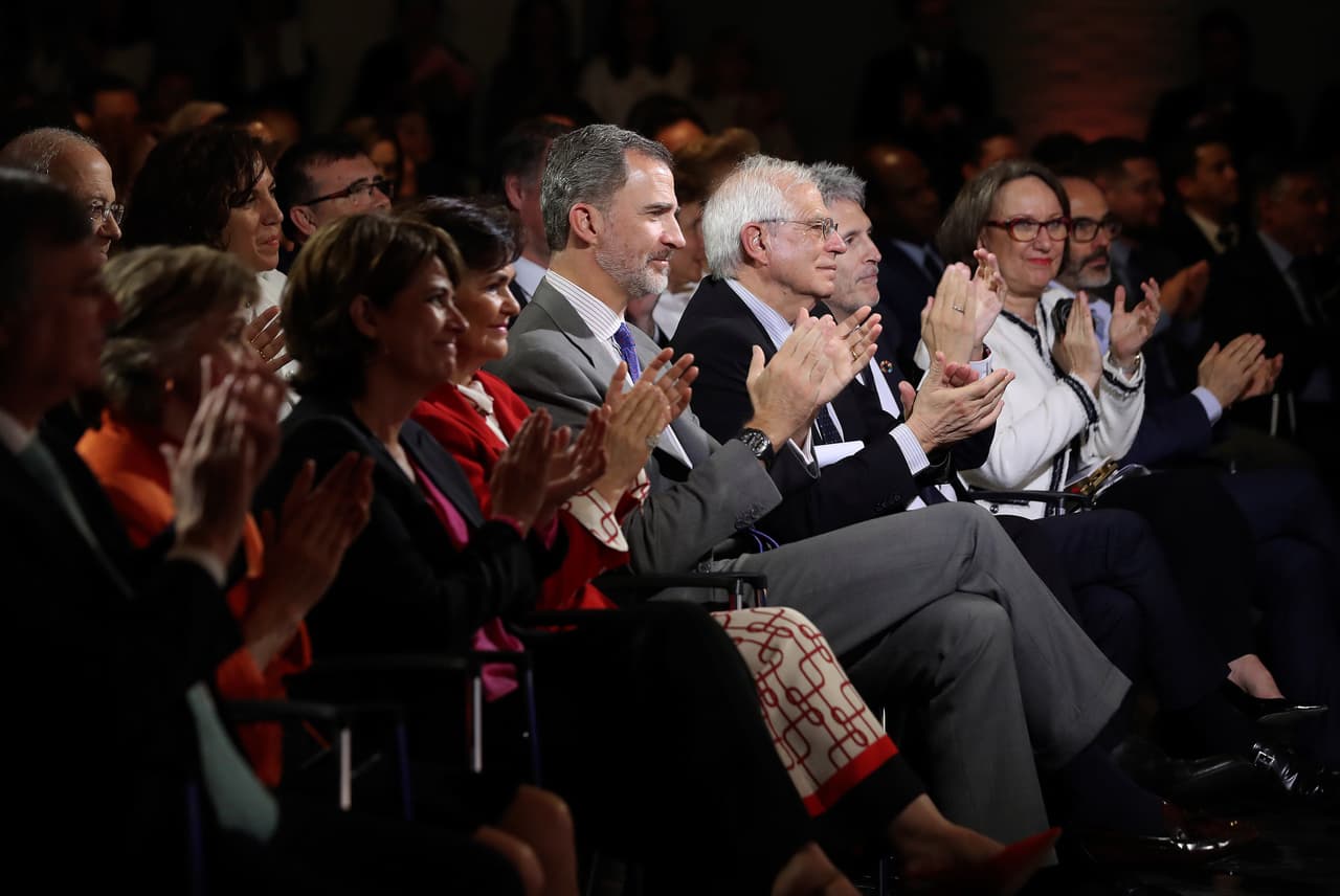El Rey Felipe, junto a la vicepresidenta del Gobierno, Carmen Calvo (primera fila-4i), y el ministro de Asuntos Exteriores, Josep Borrell (primera fila-6i), el ministro del Interior, Fernando Grande-Marlaska (primera fila-3d), y otras personalidades, durante la ceremonia de entrega de los XXXVI Premios Rey de España.