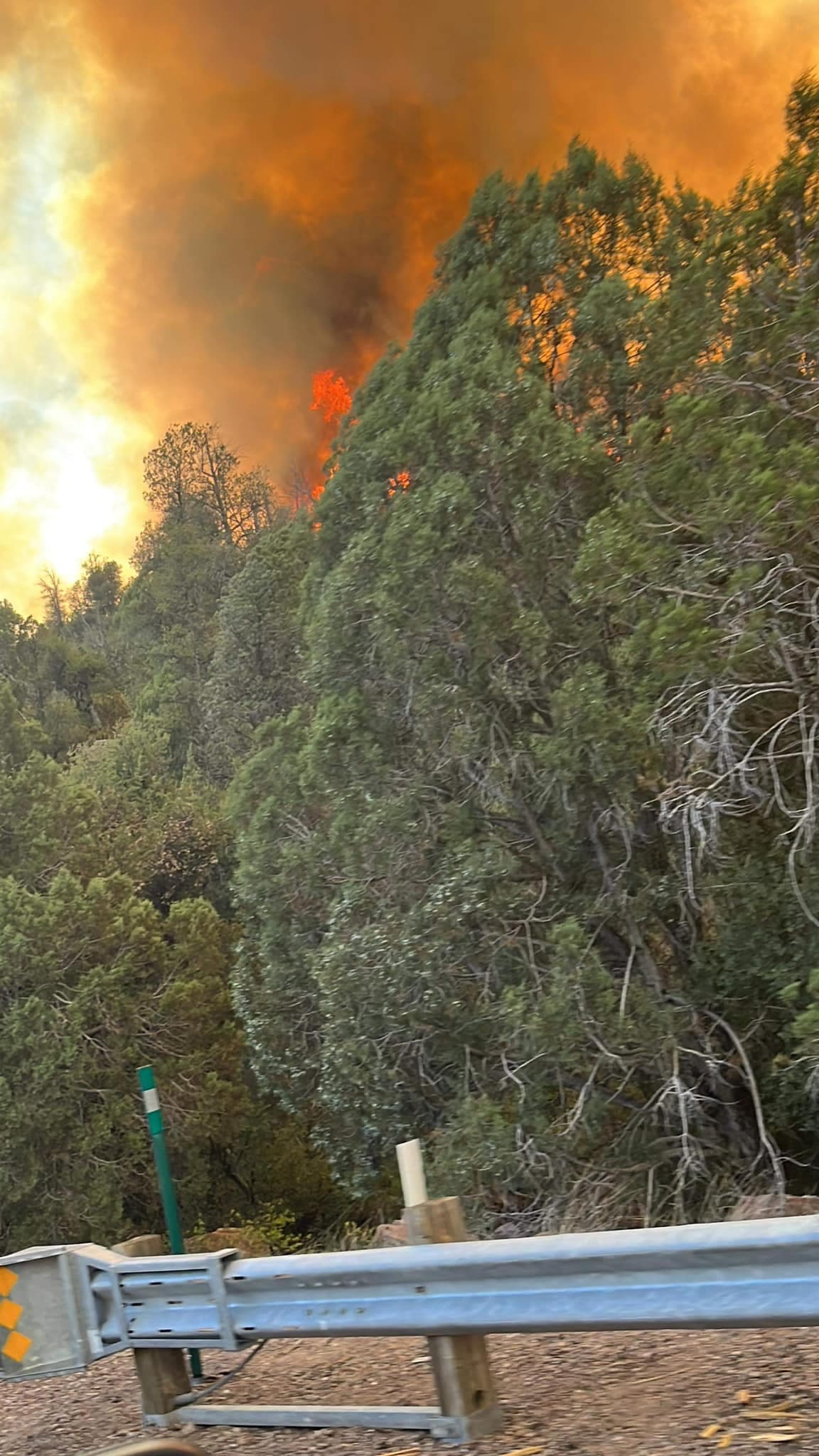 Incendio Flying V sigue extendiéndose en los alrededores de la US60