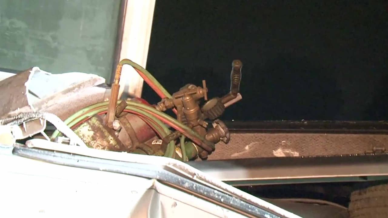 De acuerdo con las autoridades, las dos personas están fuera de peligro.