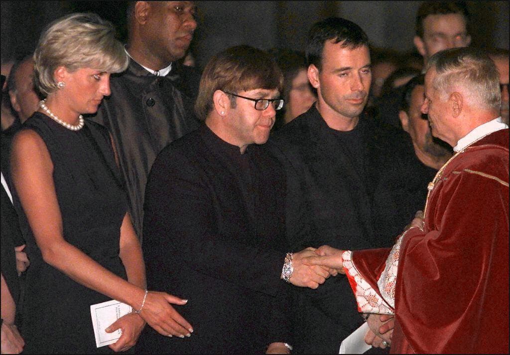 Por ejemplo, según '
<b><a href="https://www.vanityfair.com/news/2007/07/diana200707">Vanity Fair</a></b>', su amigo Elton John quedó congelado cuando Lady Di peleó y dejó de hablarle a Gianni Versace cuando editó un libro de fotografías en el que aparecían modelos desnudos junto a miembros de la realeza. Lo mismo le pasó al banquero Sir Ronald Grierson por haber contratado a una exsecretaria que Lady Di había despedido (en la fotografía, el cantante y la princesa en el velorio del diseñador).