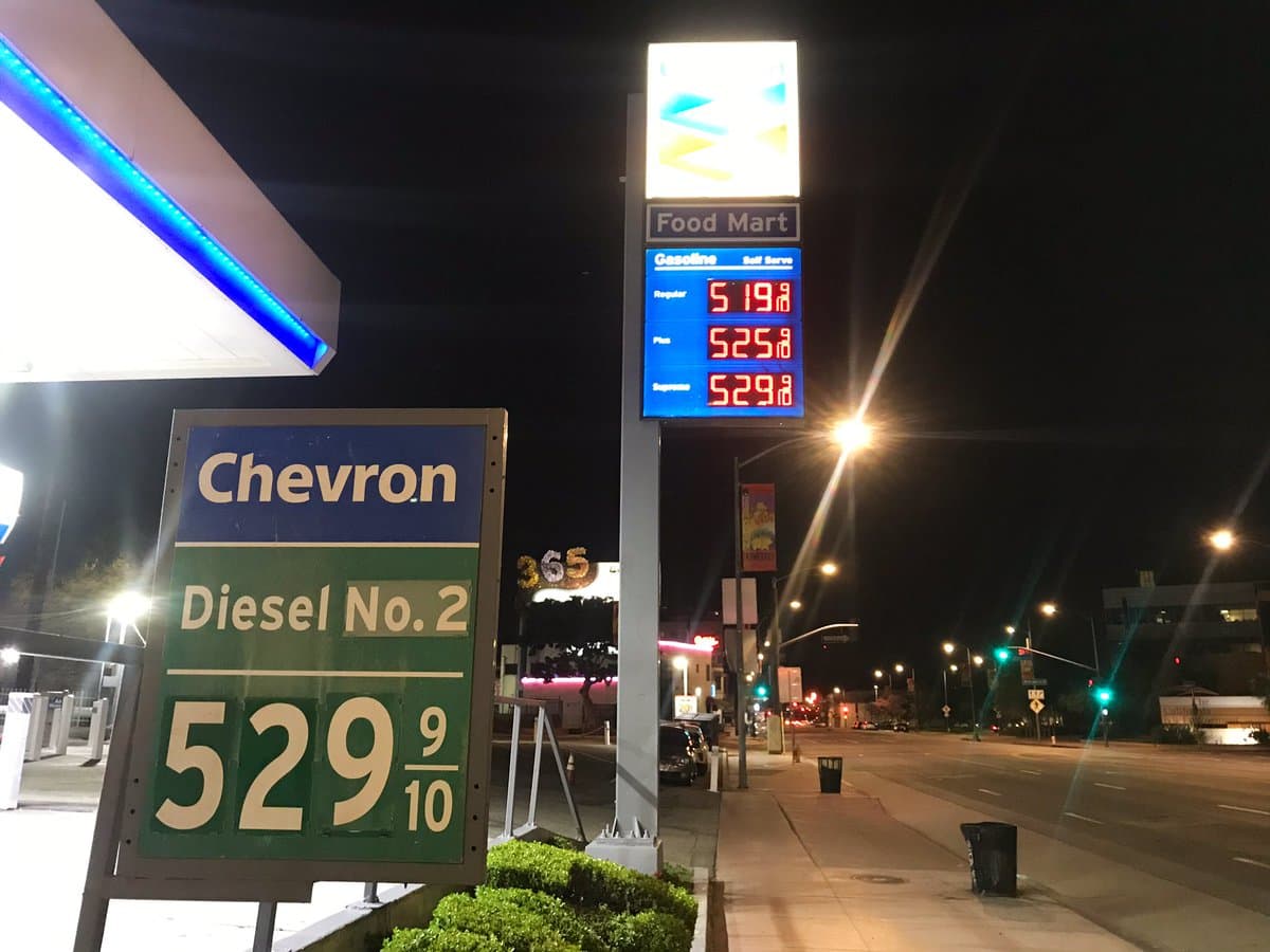 El precio de la gasolina en California superó los 4 dólares en menos de una semana, ¿cuánto más subirá?
