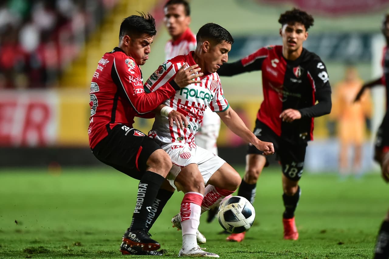 El partido arrancó un tanto ríspido en el medio campo, pero con un ligero dominio de Atlas.