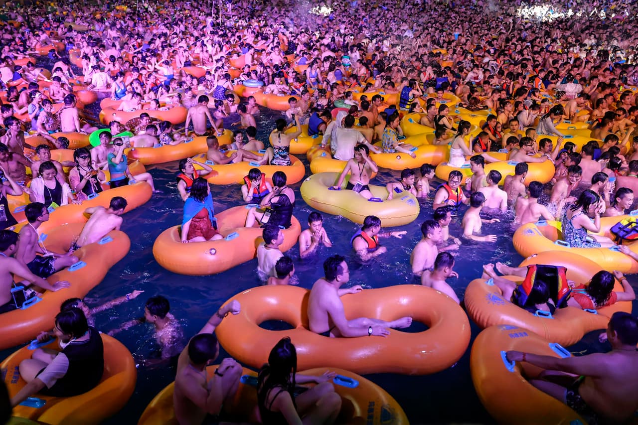 Una enorme y repleta piscina en el Wuhan Maya Beach Water Park, en China, el 15 de agosto del 2020.