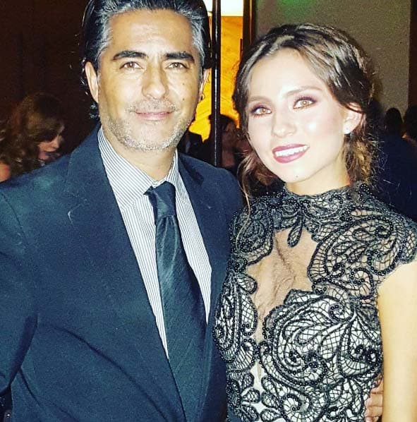 Sus hijas son guapísimas y él las quiere muchísimo.