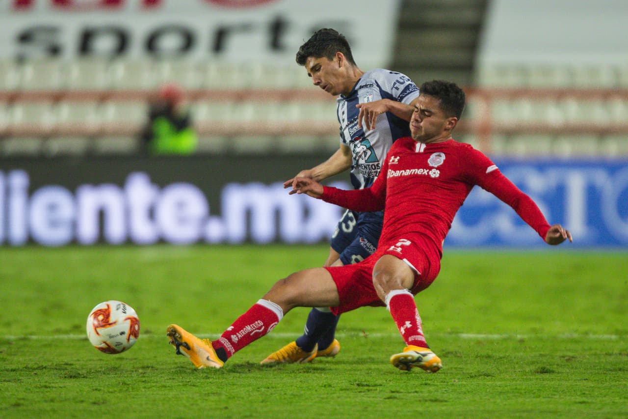 Pachuca ataca con más intensidad, pero la defensa del Toluca no deja que ningún disparo llegue al arco de Luis García.