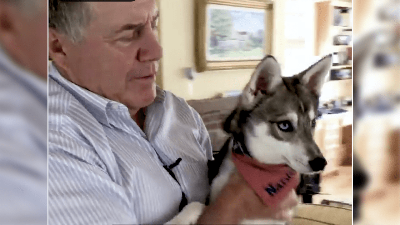 El coach de un carácter muy particular, muestra un lado poco usual en él, donde se aprecia cargando con cariño a su perro, lo acaricia y se diviereten juntos.