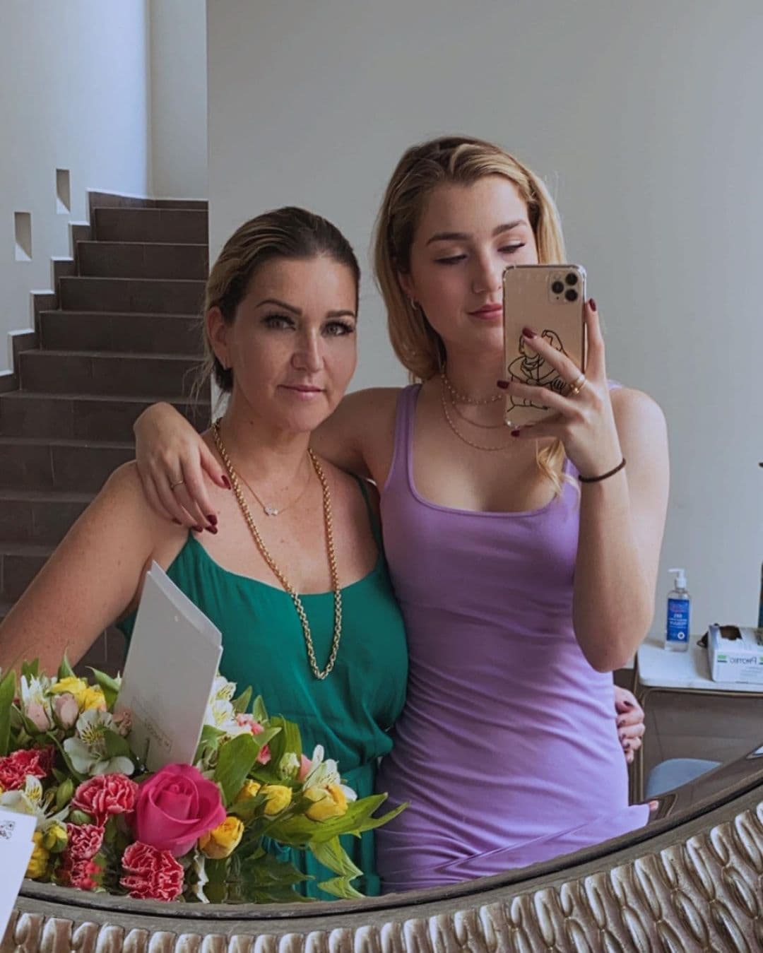 “Y el tuit decía, claro que era para mí: ‘Vete al racho a cantar las rancheras con tu mamá? ¡Naca!’ Y yo de que: ‘Okey’”, relató.
<br>