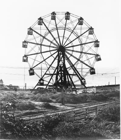 Esa rueda de la fortuna tenía una altura de 120 pies y capacidad para llevar a 10 pasajeros en cada una de sus 16 cabinas.