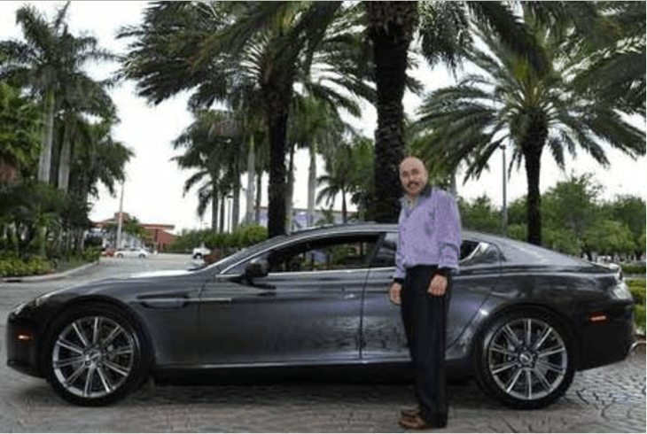 En 2010 Univision Autos le mostró a Lupillo este
<b>Aston Martin Rapide</b> de cuatro puertas, el primer sedán de la marca desde que descontinuaron el antiguo Lagonda en 1987. Lupillo nos dijo en aquella oportunidad que prefiere el modelo Vanquish también de la marca inglesa de autos deportivos como el que manejó James Bond en el film Die Another Day.