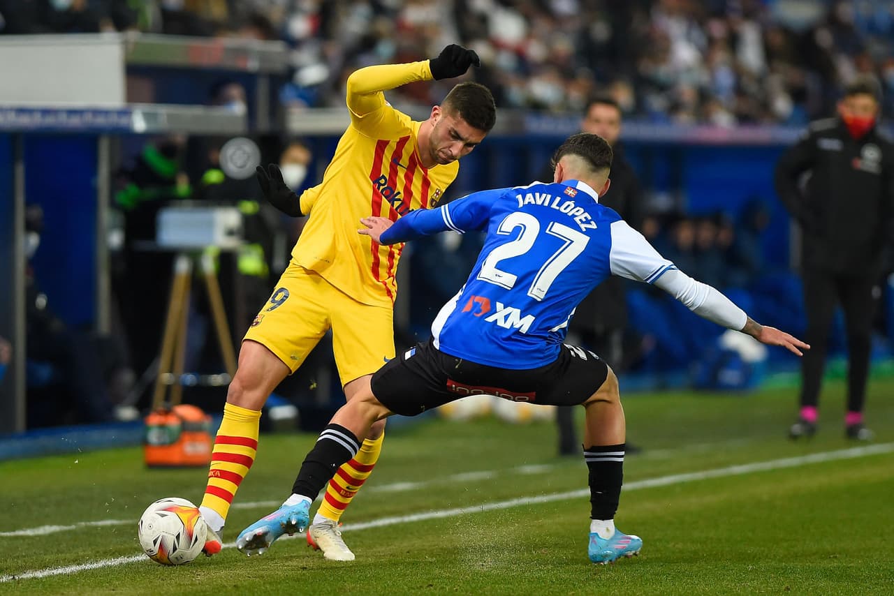 El Barcelona batalló mucho para vencer al Alavés, uno de los peores de LaLiga, pero al final lo hizo con un gol de Frenkie de Jong.