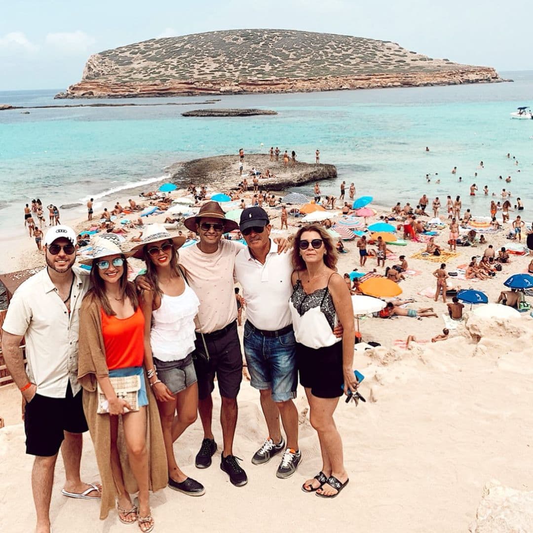 Michelle Galván se alejó por unos días de Primer Impacto para tomarse unas vacaciones en el Mediterráneo en compañía de su esposo Fernando Guajardo y varios amigos.
<br>