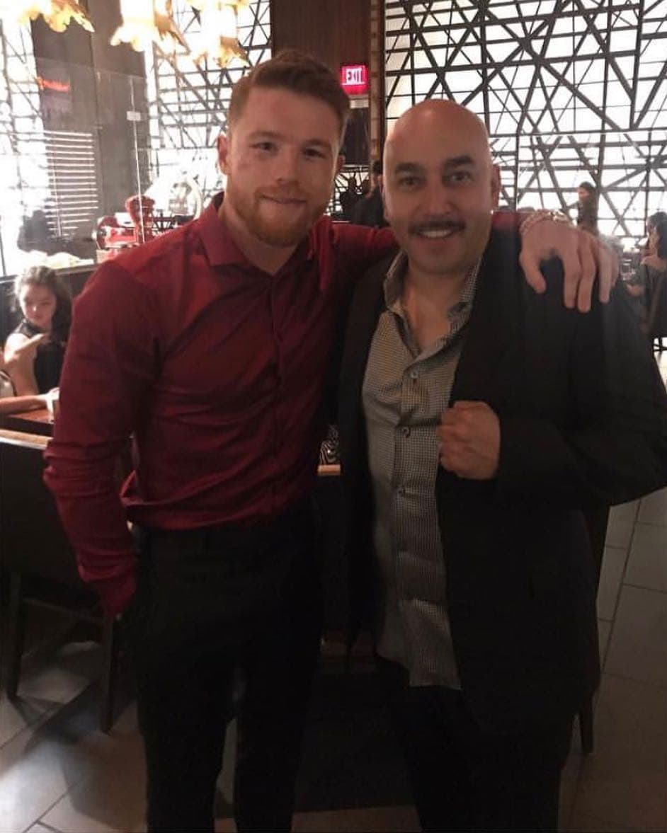 Tras la pelea, el 'Canelo' atendió a los medios de comunicación presentes y sus amigos, entre los que estaban el cantante Lupillo Rivera.