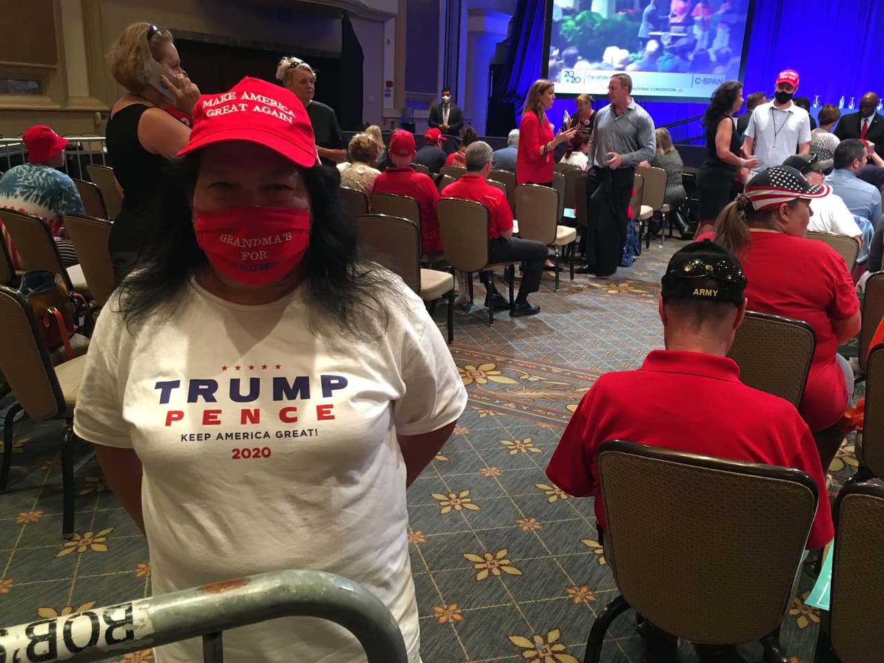 Decenas de personas llegaron al Arizona Grand Resort para escuchar al presidente Donald Trump en su quinta visita a Arizona para su campaña de reelección.