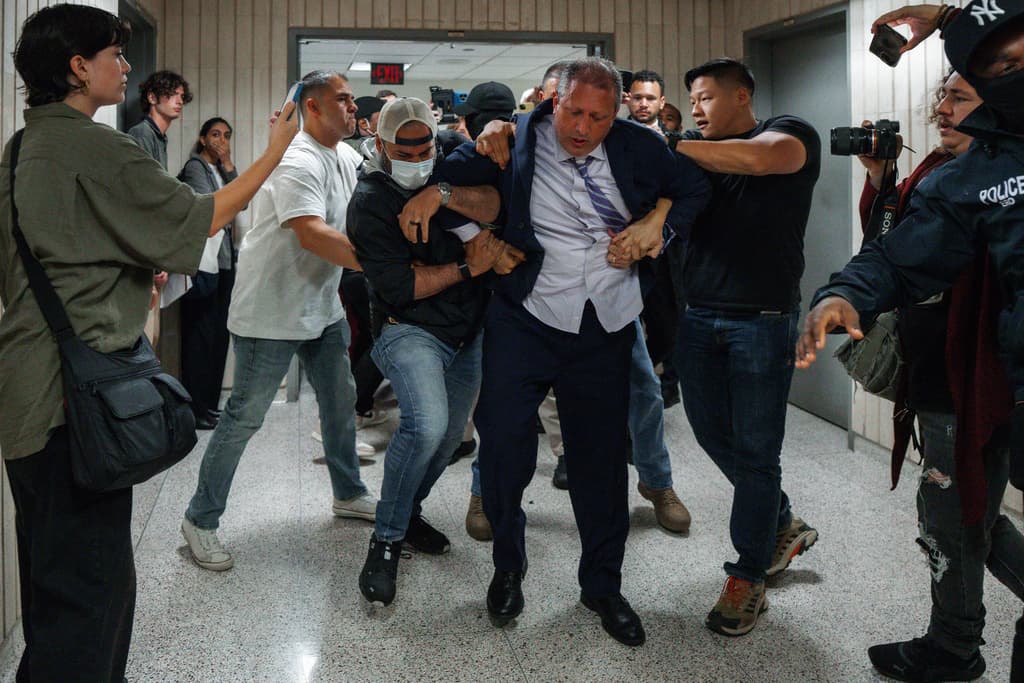 Juez federal anula política de ICE que permite arrestos de migrantes en tribunales de inmigración en todo el país