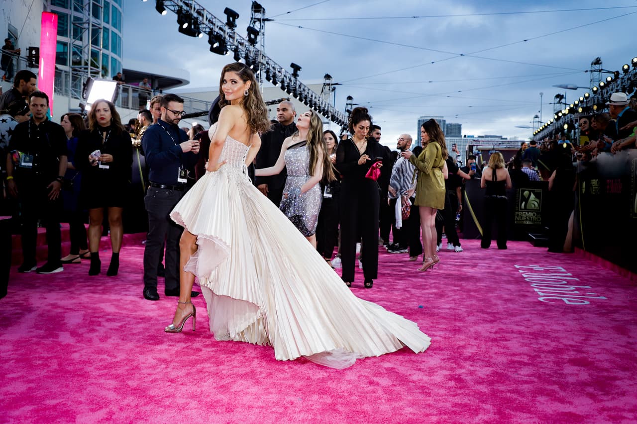 La venezolana sorprendió una vez más con su atuendo en la alfombra magenta.