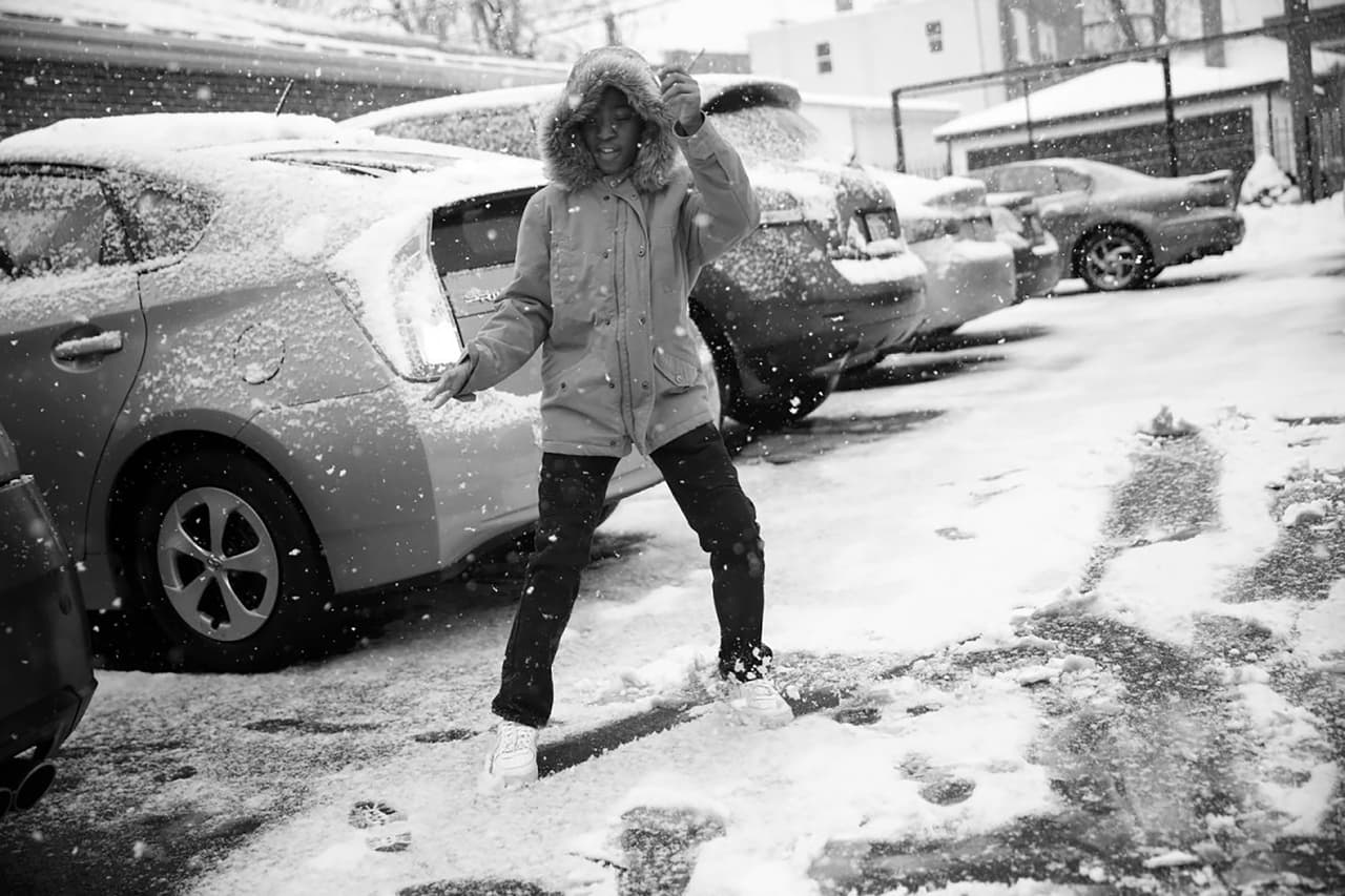 <b>El niño sobreviviente de un tiroteo en Chicago.</b> Ya recuperado, juega en la nieve después de asistir a un servicio en la Iglesia Bautista Misionera Mayor, en Diciembre de 2016.