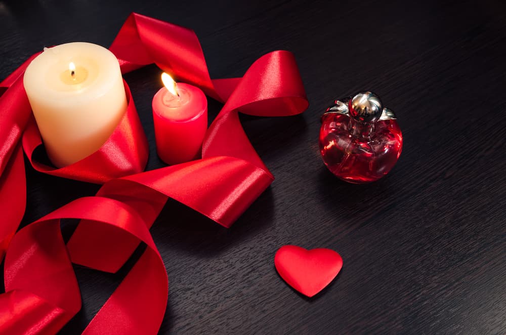 Los ingredientes son demasiado sencillos: una vela roja, un listón rojo y una foto de tu ex.