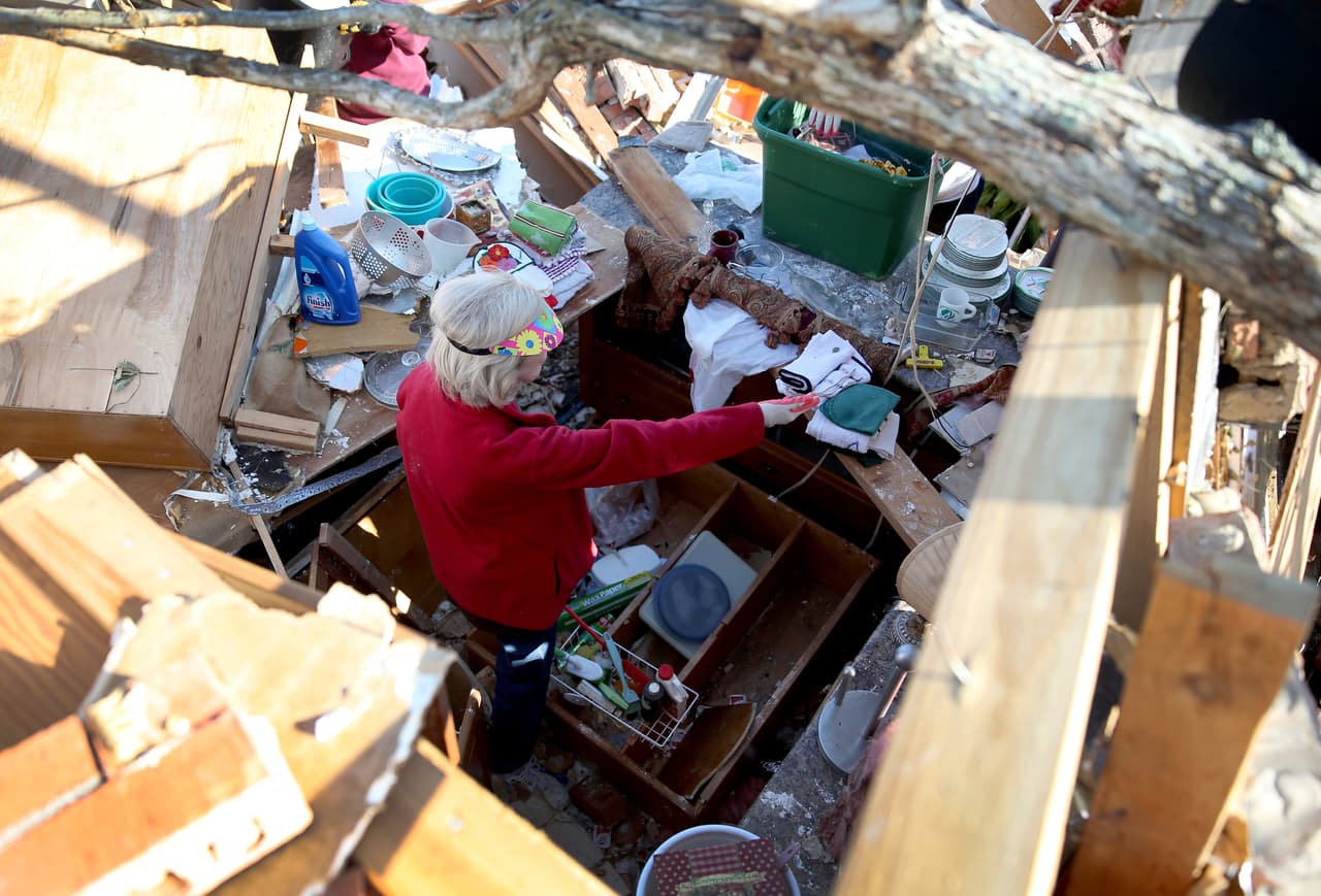 <b>Puesto 20. Tornados e inundaciones en el Medio Oeste, sudeste y noreste (33 muertos). Abril de 2014. </b>Una serie de lluvias históricas y tornados afectaron 13 estados. Mississippi reportó su tercer volumen mayor de tornados en un solo día desde 1950 y Pensacola, Florida, reportó precipitaciones récord. Se calcula que las pérdidas materiales alcanzaron los $2,000 millones.