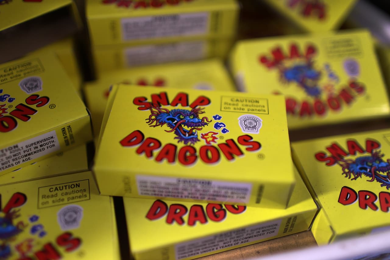 Activar ilegalmente fuegos artificiales para consumidores es un delito sumario y puede significar una multa. Según el nuevo proyecto de ley, las multas oscilan entre $ 100 y $ 300 por una primera infracción, $ 200- $ 400 por una segunda infracción, $ 300- $ 500 por una tercera y hasta $ 700 por infracciones posteriores.