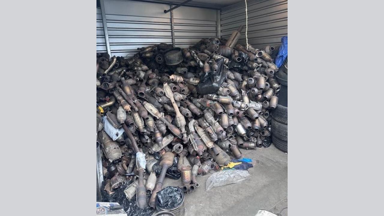Tras un
<b>operativo</b>, autoridades
<b> recuperaron unos 500 mil dólares en <a href="https://www.univision.com/local/los-angeles-kmex/nueva-arma-contra-el-robo-de-convertidores-cataliticos-en-los-angeles-video">convertidores catalíticos</a> y arrestaron a cuatro sospechosos</b>, en Norwalk.
<br>
<br> El cateo ocurrió a raíz de una
<b> investigación que duró varios meses</b> tras un alza en el robo de los convertidores catalíticos en julio del 2025.