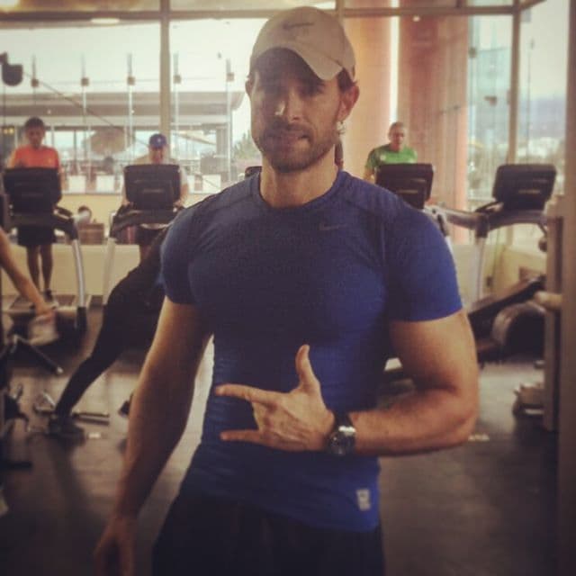 Cada una de las trillizas se enamora de un hombre distinto y ya sabemos que uno de ellos será este galán.