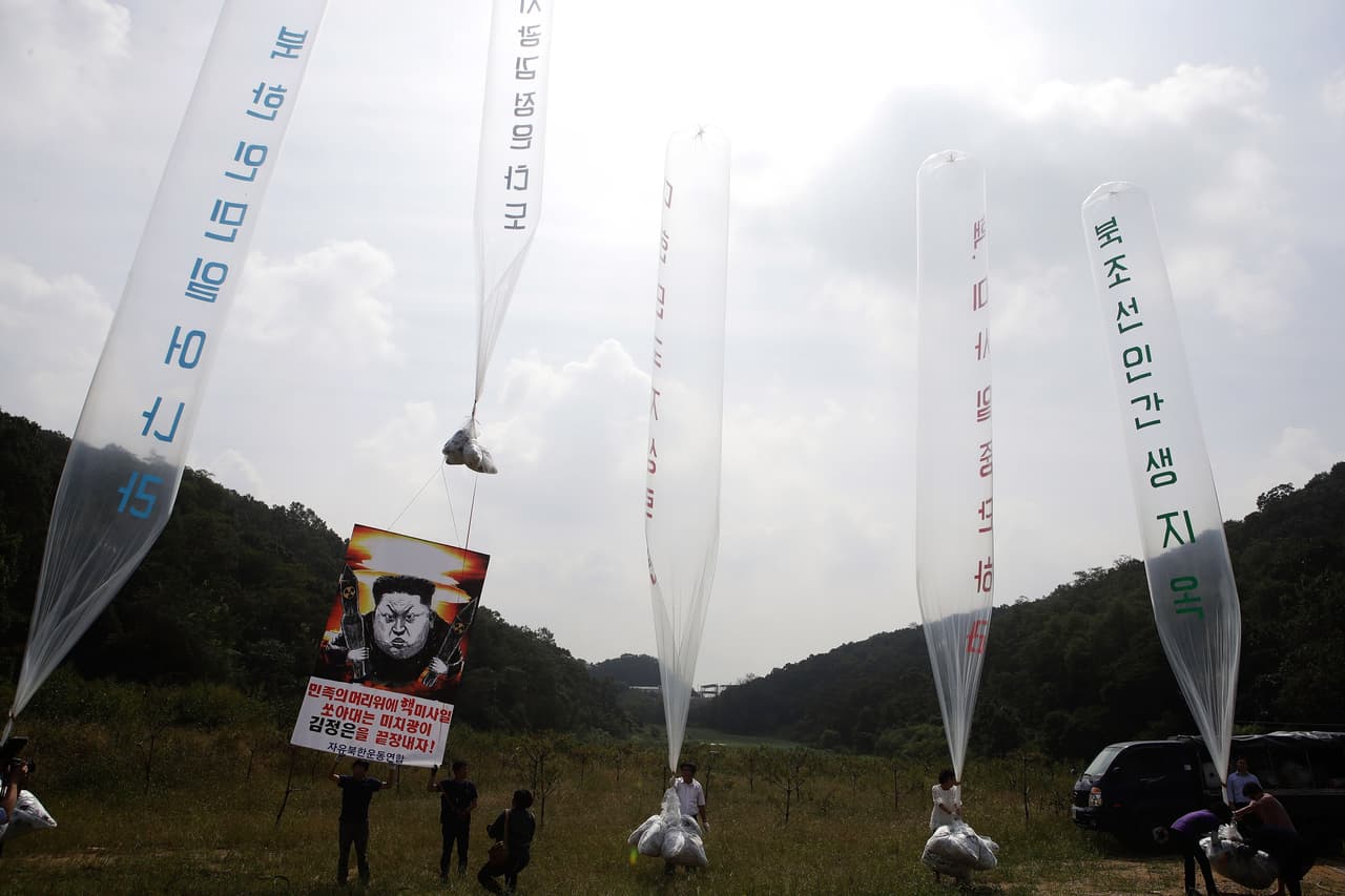 <h3 class="cms-h3-H3">1. Enviaron<b> globos llenos de papel higiénico usado</b></h3>
<br>El primero que envió un globo lleno de cosas fue Corea del Sur. Los norcoreanos disidentes que se habían escapado al país del sur empezaron desde 2014 a usar este método para enviarles a sus compatriotas del otro lado de la frontera publicidad contra el régimen. Cuando en 2016 los ataques antipropagandísticos con globos de helio empezaron a arreciar en protesta a las pruebas nucleares que llevaba a cabo el dictador
<i><b>Kim Jong Un</b></i>, Corea del Norte finalmente decidió responder.
<br>