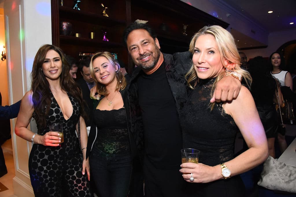 Niami, es un reconocido productor de entretenimiento y constructor de una larga lista de mansiones en Los Ángeles. El millonario empresario, hijo de una madre soltera, brutalmente asesinada en Los Ángeles, asegura que amasó su fortuna desde cero y que luchará hasta el final por la venta de la megamansión.