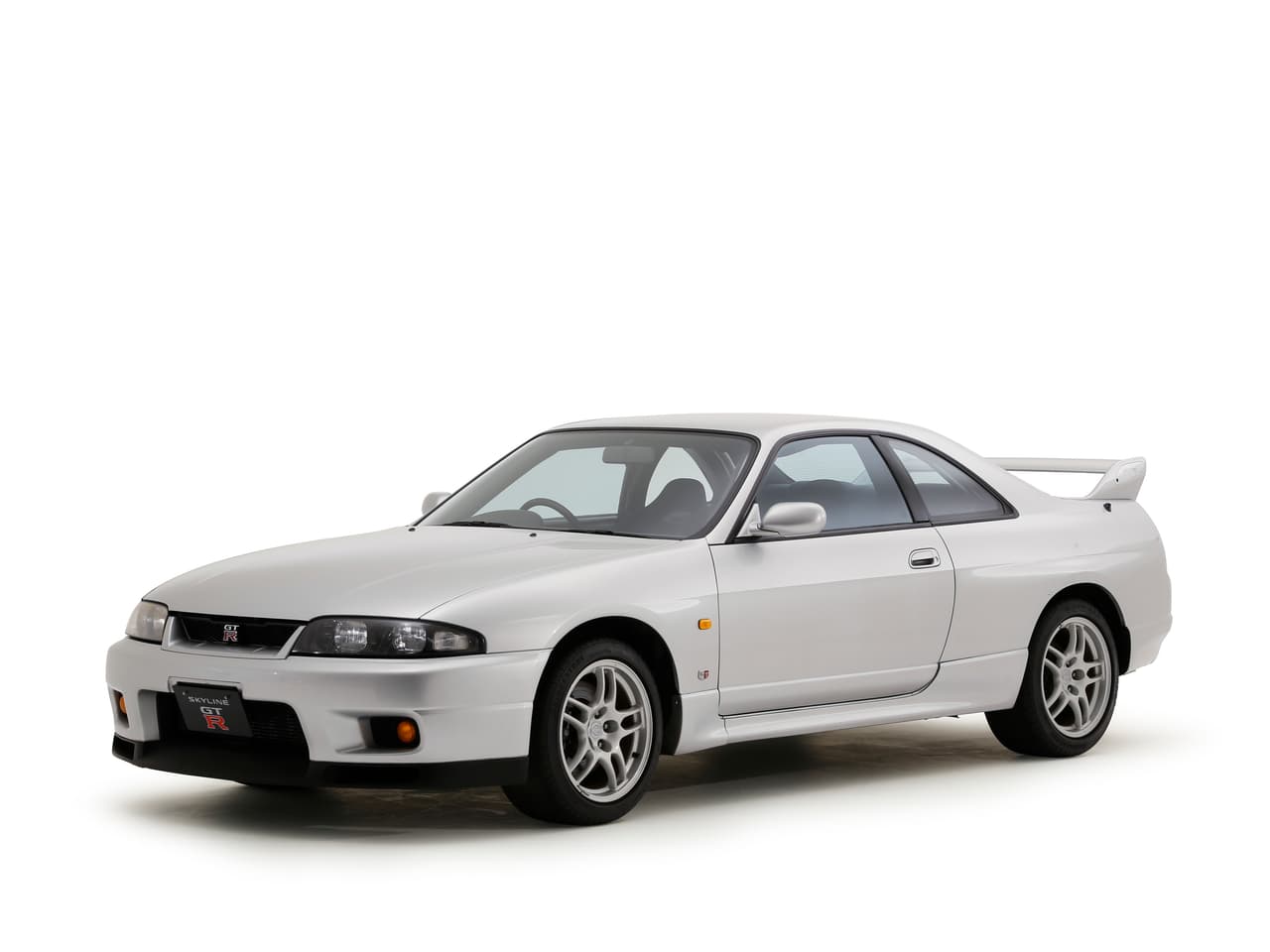 En 1995 entraba en escena el Skyline R33 uno de los primeros carros de producción en serie con aerodinámica optimizada por computadora. Entre los cambios se encontraban ajustes en la carrocería, adoptaron frenos Brembo, maximizaron la potencia, mejoraron los sistemas de tracción y direcciona las 4 ruedas. Los cambios se vieron reflejados en su desempeño, convirtiéndose en el primer coupé deportivo en darle la vuelta al Nürburgring en menos de 8 minutos (7:59), 20 segundos más rápido que el R32. (Foto: Skyline GT-R Nürburgring Time Attack 1994)