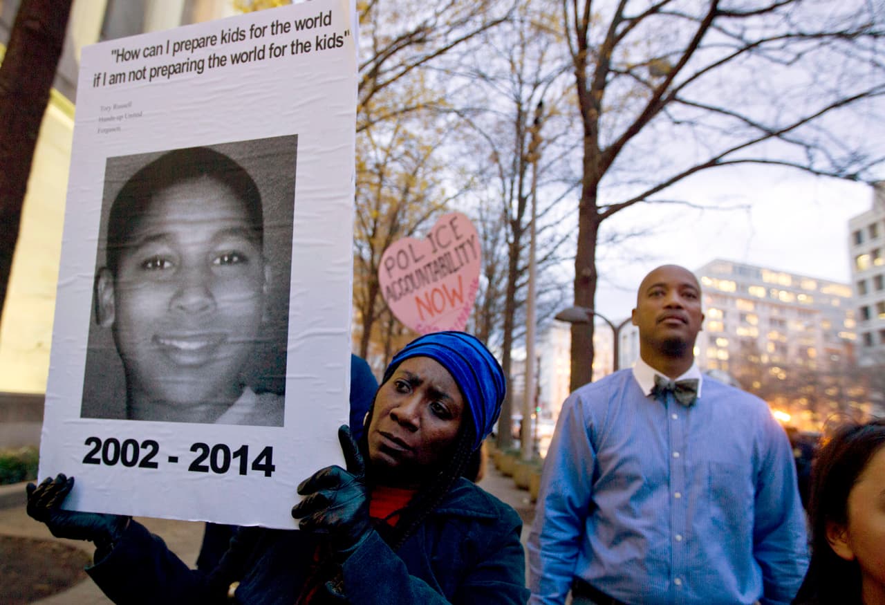 En esta fotografía de archivo del 1 de diciembre de 2014, Tomiko Shine sostiene una foto de Tamir Rice durante una protesta en Washington.