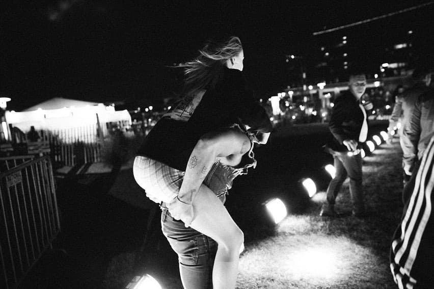 "La pareja mantiene las cosas muy tranquilas, pero
<b>sus amigos y familiares</b> están súper emocionados por ellos", publicó Just Jared, siendo replicado minutos después por otros medios que reconfirmaban la noticia.