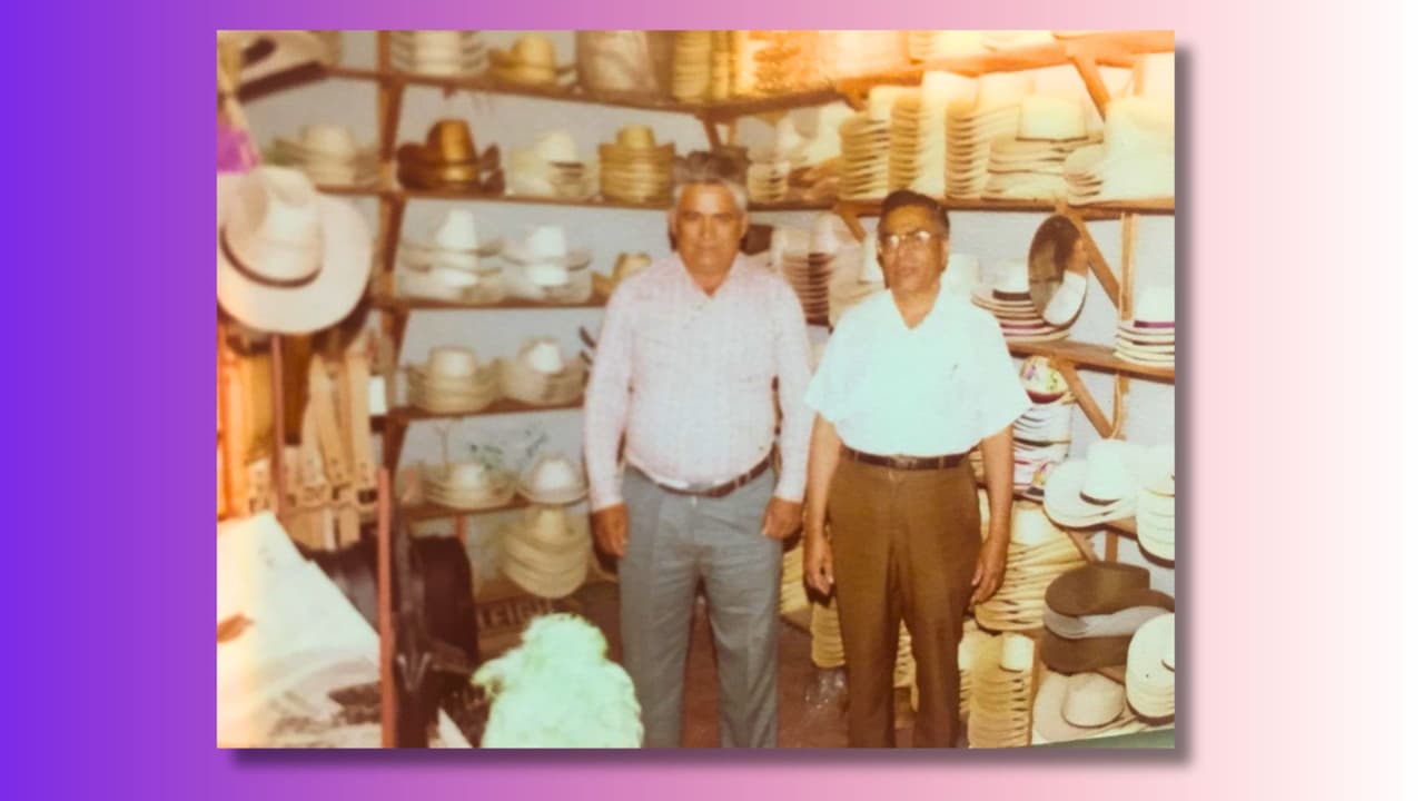 En la fotografía podemos ver al esposo de San Juana, Jesús García (con lentes, a mano derecha), en su puesto de sombreros en Salamanca, Guanajuato, México.