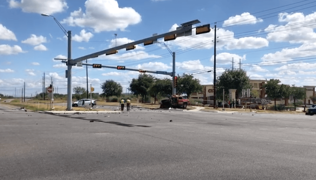 Una persona murió y otras dos resultaron heridas en un accidente registrado el viernes por la mañana en el noreste de Austin, según informaron funcionarios del condado de Austin-Travis.