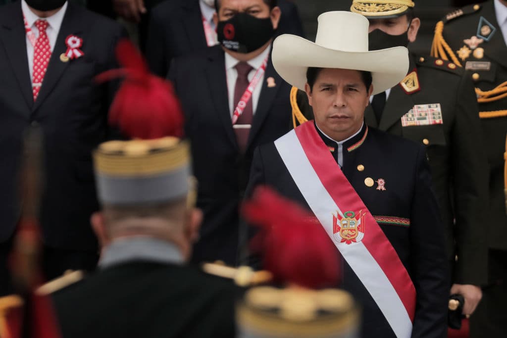 <b><a href="https://www.univision.com/noticias/america-latina/pedro-castillo-destituido-por-el-congreso">Parlamento de Perú destituye a Pedro Castillo </a></b>
<br>
<br>Pedro Castillo, presidente de Perú, decretó el 7 de diciembre disolver temporalmente el Congreso e instaurar un gobierno de emergencia nacional, pero horas después el Parlamento lo destituyó y luego fue detenido en la Prefectura de Lima.Tras lo sucedido, manifestantes celebraron en las calles de la capital peruana la destitución del mandatario, quien se quedó sin respaldo alguno tras ser abandonado por ministros y su vicepresidenta, Dina Boluarte, además de las Fuerzas Armadas y la fiscal general de Perú.
<br>