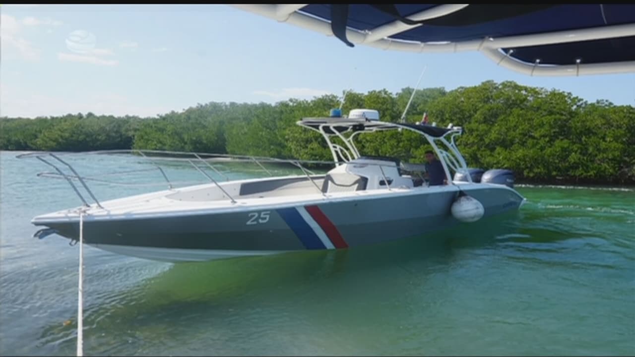 Autoridades del régimen aseguraron que guardafronteras detectaron la embarcación a las 7:10 am del 25 de febrero. También dijeron que llevaba 1.8 toneladas de peso y que, en el momento en el que llegaron los guardafronteras, varias personas estaban en el agua y luego volvieron a la embarcación.
<br>