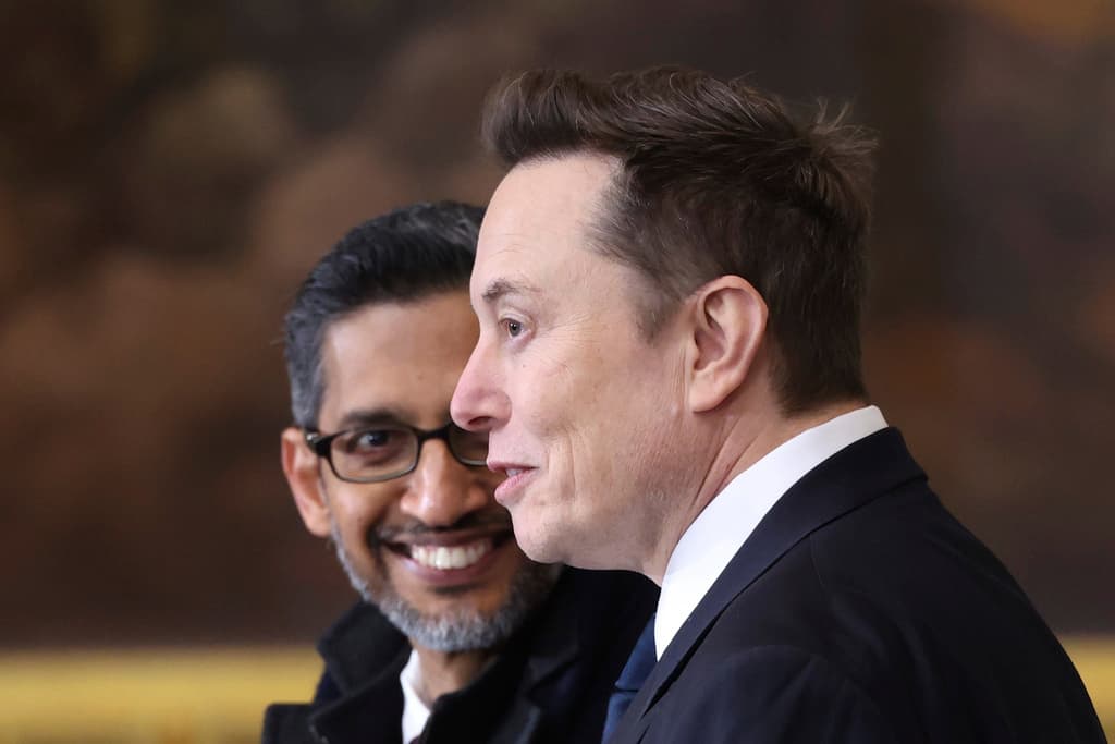 El CEO de Google, Sundar Pichai, interactuando con Elon Musk durante la ceremonia de investidura de Donald Trump en el Capitolio el 20 de enero de 2025.