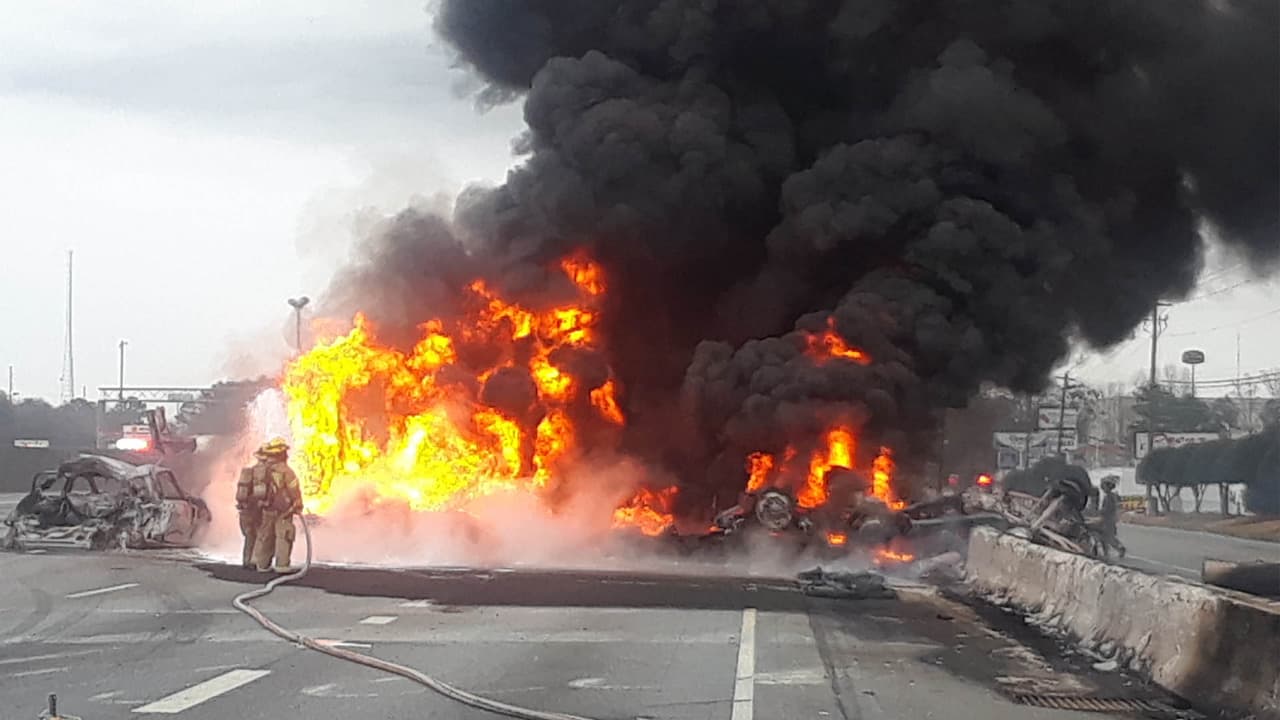 Identifican a personas muertas tras accidente e incendio sobre la I-85