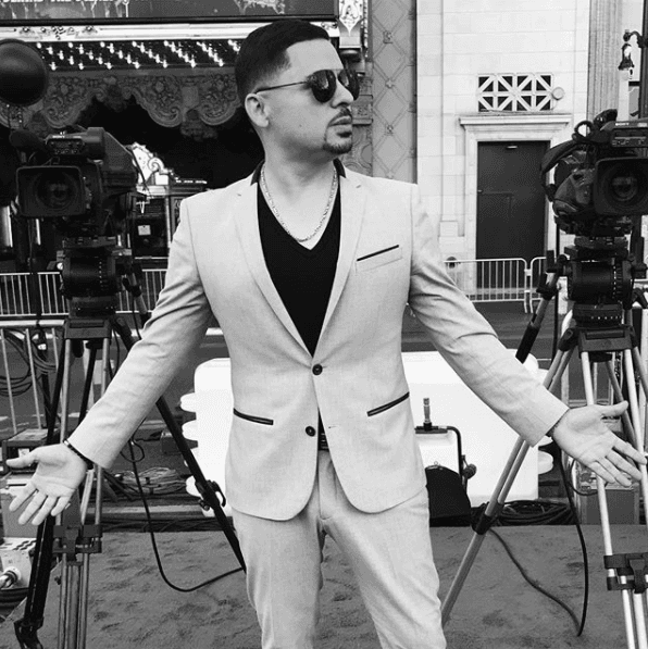 <b>Larry</b> publicó en una ocasión que, cada uno recibirá una respuesta de igual tono al que le escriben, así que,
<b>si lo ofenden, serán ofendidos por igual</b>.
<br>