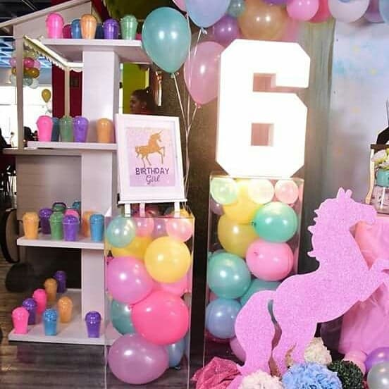 Decenas de globos, una imponente mesa de dulces y un letrero con el nombre de Valentina, fueron sólo algunos de los detalles que
<b>Américo y Panini organizaron para la fiesta de la pequeña</b>.