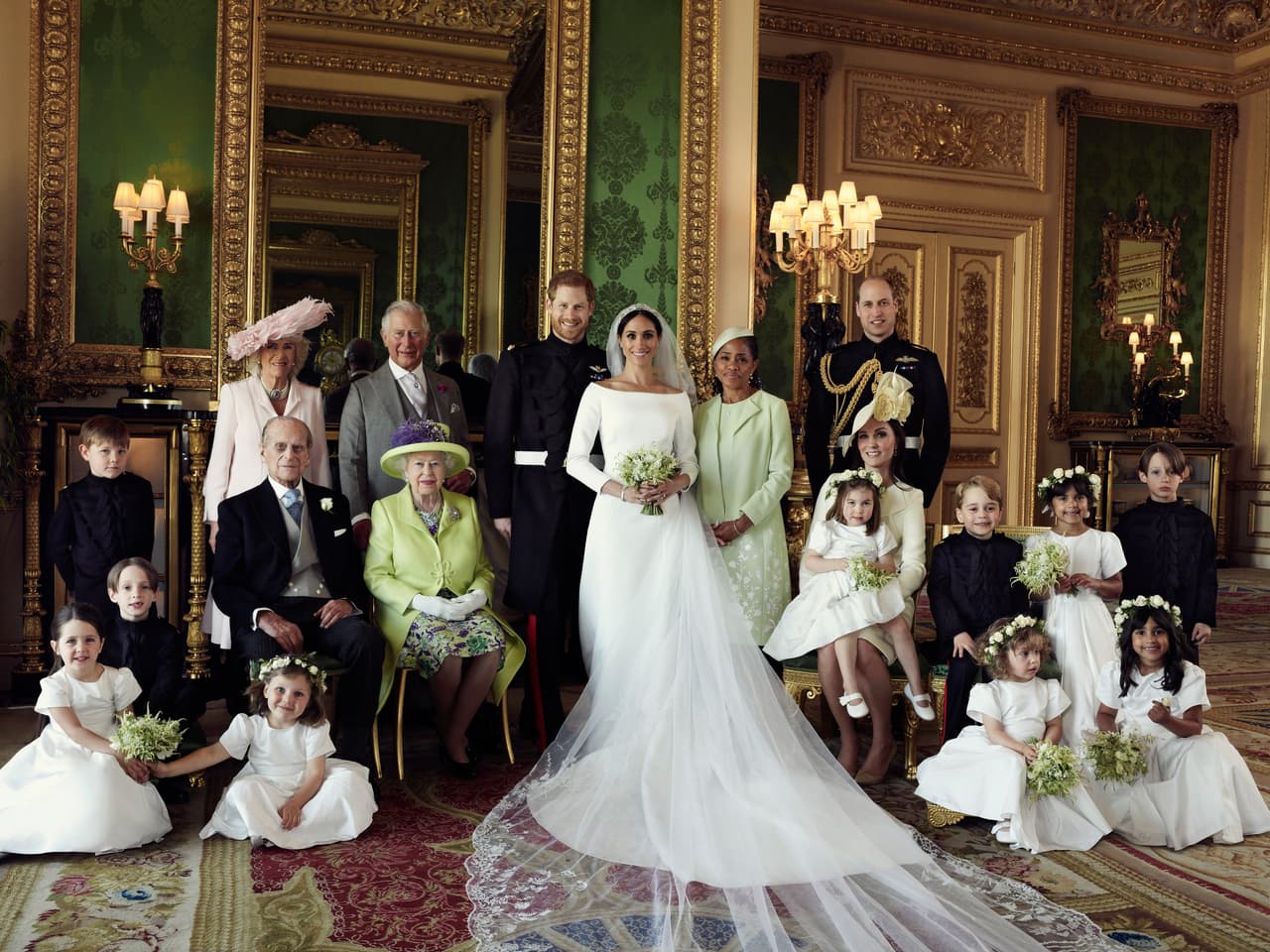 El palacio de Kensington publicó el lunes 21 de mayo las primeras fotos oficiales de la familia real tomadas el día de la boda del príncipe Harry y Meghan Markle, celebrada el sábado 19 de mayo, un evento proclamado como
<b> <a href="https://www.univision.com/estilo-de-vida/bodas/revive-la-boda-del-principe-harry-y-meghan-markle-asi-te-la-contamos">la boda del año</a>.</b>