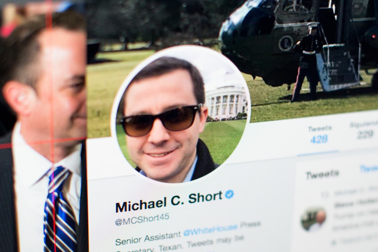 El
<b>portavoz de prensa de la Casa Blanca, Michael Short</b>, renunció el 25 de julio de 2017, disipando la duda de si sería despedido por Anthony Scaramucci, cuando fue nombrado por el presidente Donald Trump. "He dimitido, efectivo de inmediato", dijo Michael Short en un breve mensaje de texto. "Fue un privilegio servir al Presidente de los Estados Unidos".