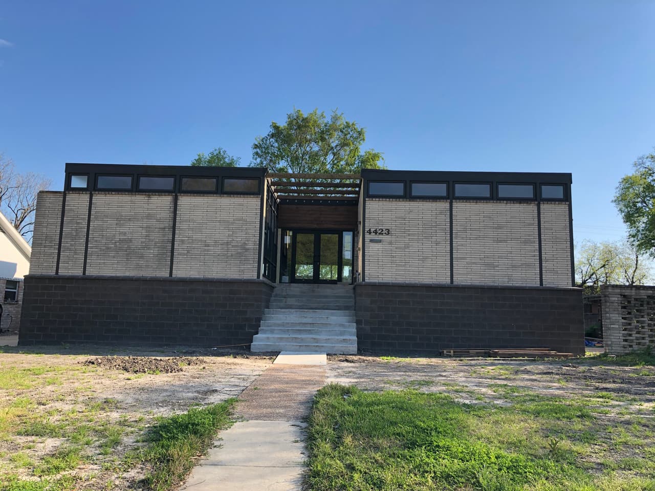 Y aquí el trabajo final. El proceso de elevación de la casa de Chris y Kurt quedó terminado y la subieron seis pies de su nivel original para así tener garantizado un hogar lejos del agua.