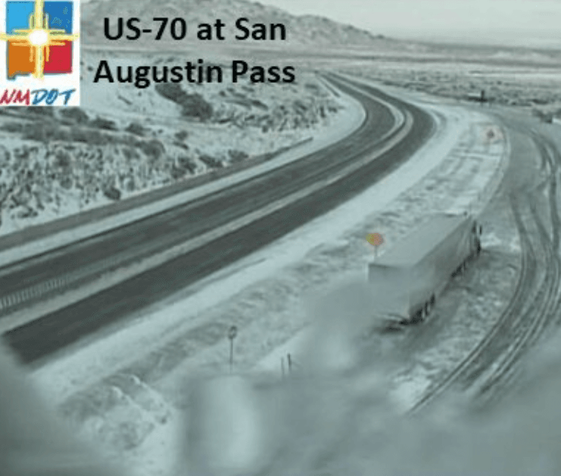 "Será el día más frío de esta semana. Estará amaneciendo con temperaturas de sensación por debajo del punto de congelación. Es importante que tengan su chamarra en mano y precaución al conducir porque seguirá la lluvia", dijo el meteorólogo de Univision 41,
<a href="https://twitter.com/gabrieltorrestv" target="_blank">Gabriel Torres</a>.