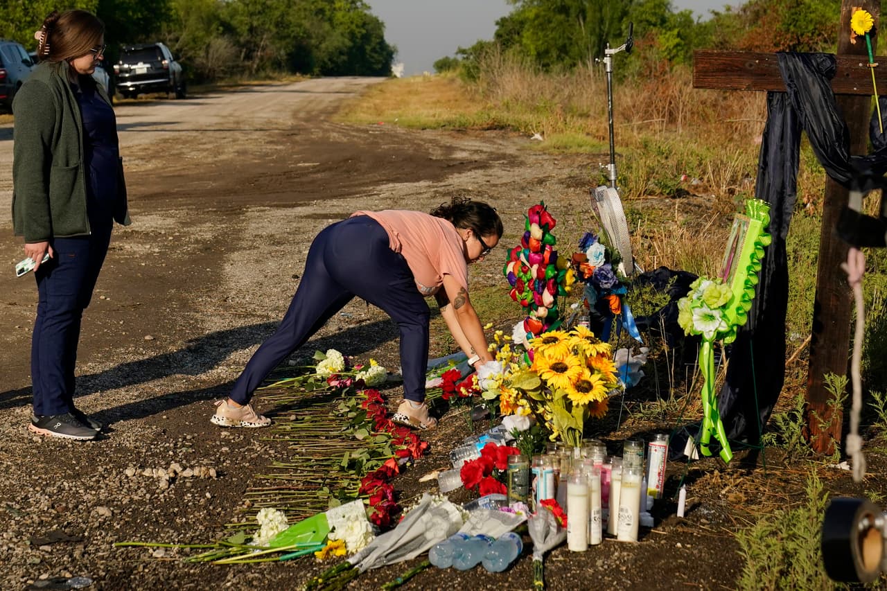 Memorial en el lugar en que encontraron el camión con los migrantes muertos.