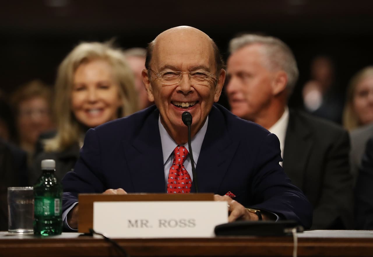 El 18 de enero Wilbur Ross asistió a su audiencia de confirmación como Secretario de Comercio en el Senado. Allí fue entrevistado por los senadores que debían deliberar si es apto para ocupar el cargo. El 27 de febrero el senado lo confirmo en el cargo con una votación de 72 votos a favor y 27 en contra. Se juramentó al día siguiente.